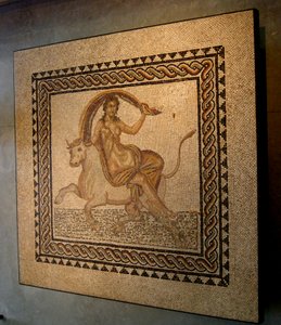 ゼウスの雄牛としてのイオのレイプのモザイク（モザイク） 作： Roman